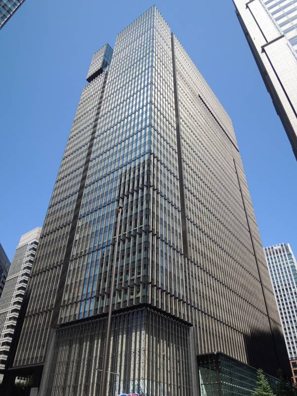 建物の前に立っている高層ビル

自動的に生成された説明
