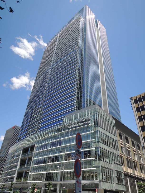 建物の前に立っている高層ビル

自動的に生成された説明